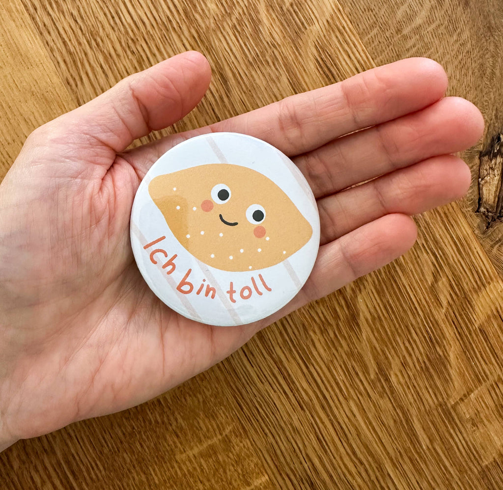 STUDIO SONNA Button Pin ICH BIN STARK