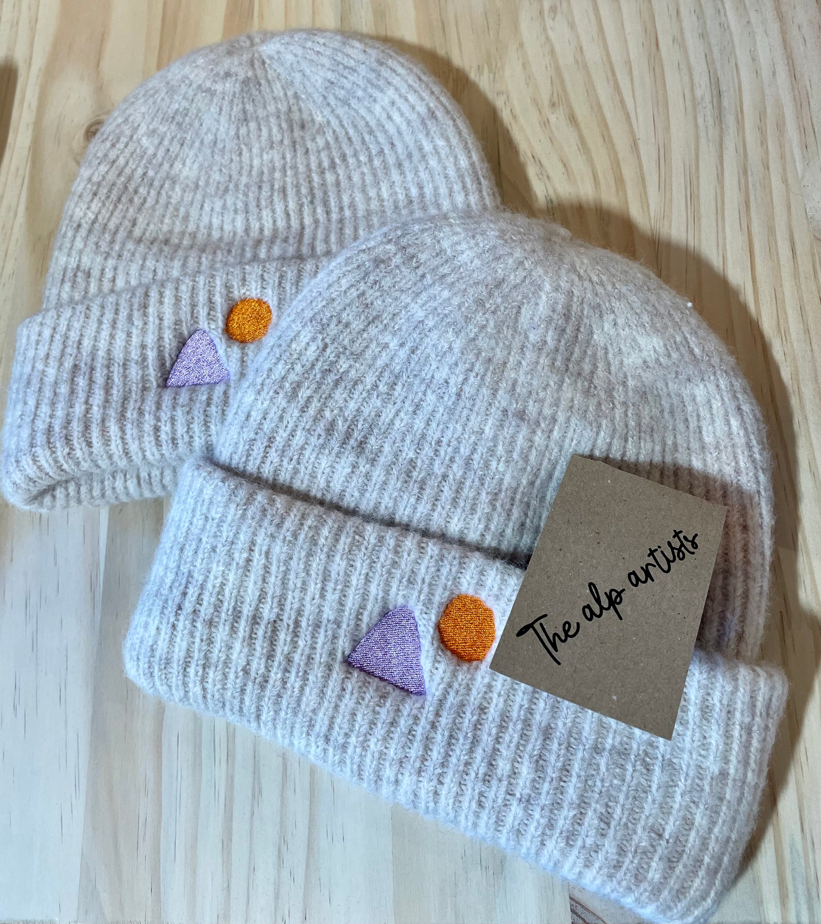 The alp artists Beanie bestickt