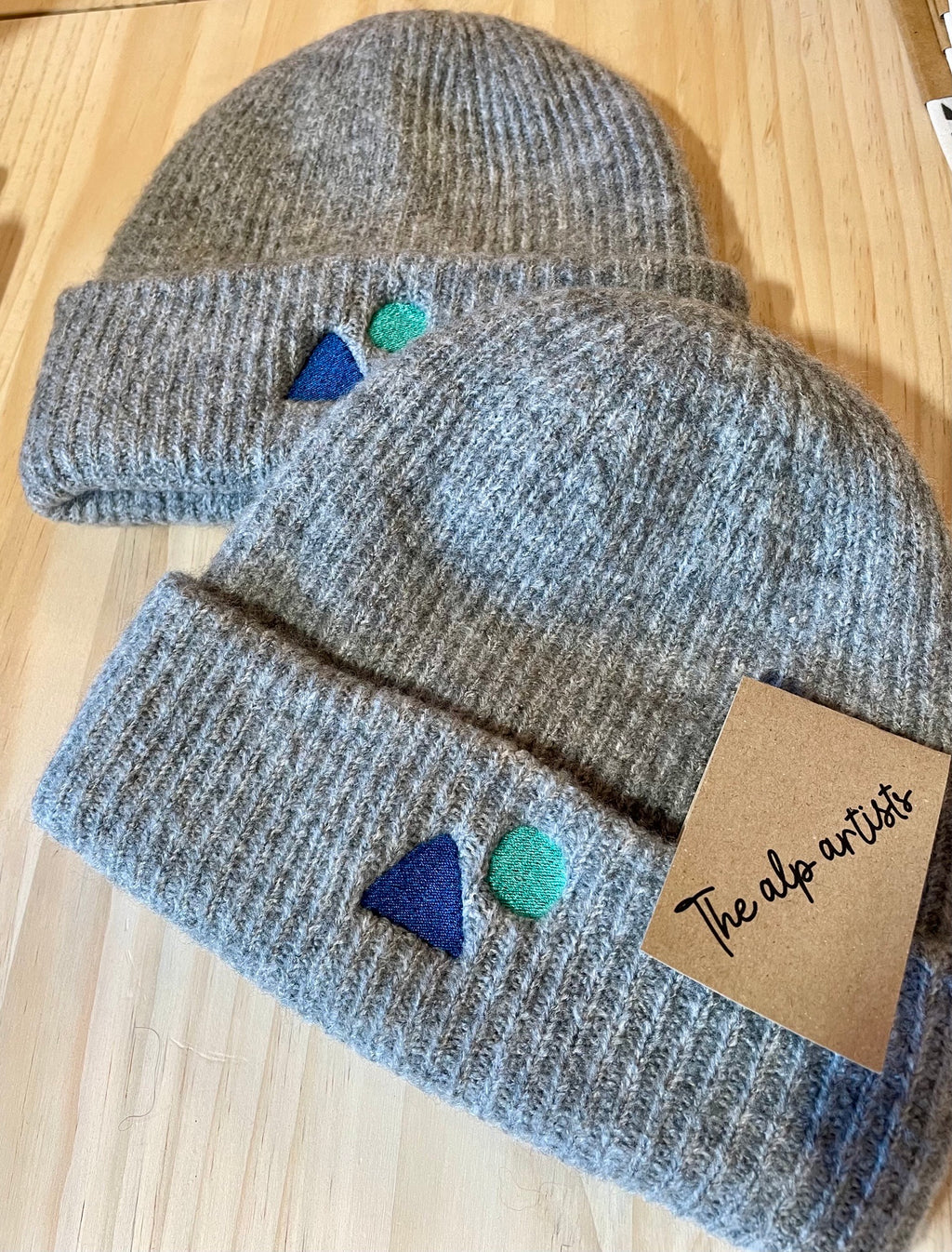 The alp artists Beanie bestickt