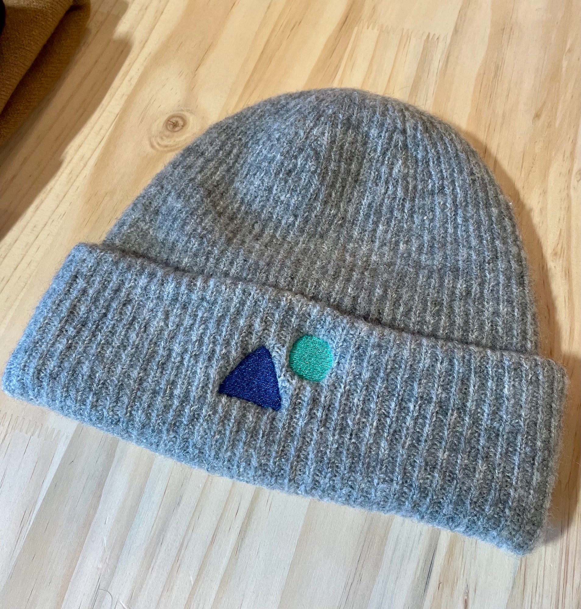 The alp artists Beanie bestickt