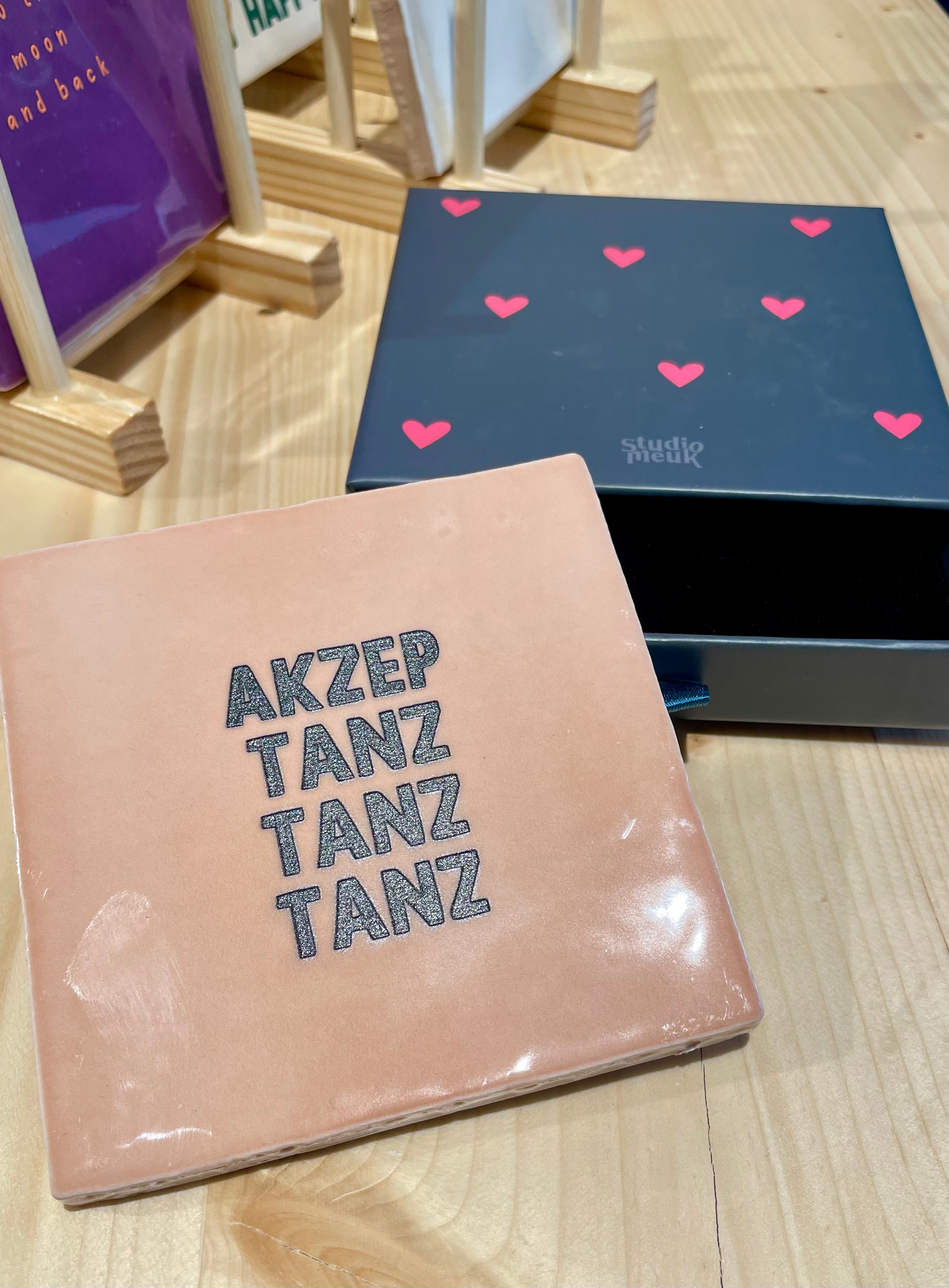 STUDIO MEUK Kachel AKZEPtanz peach/schwarz
