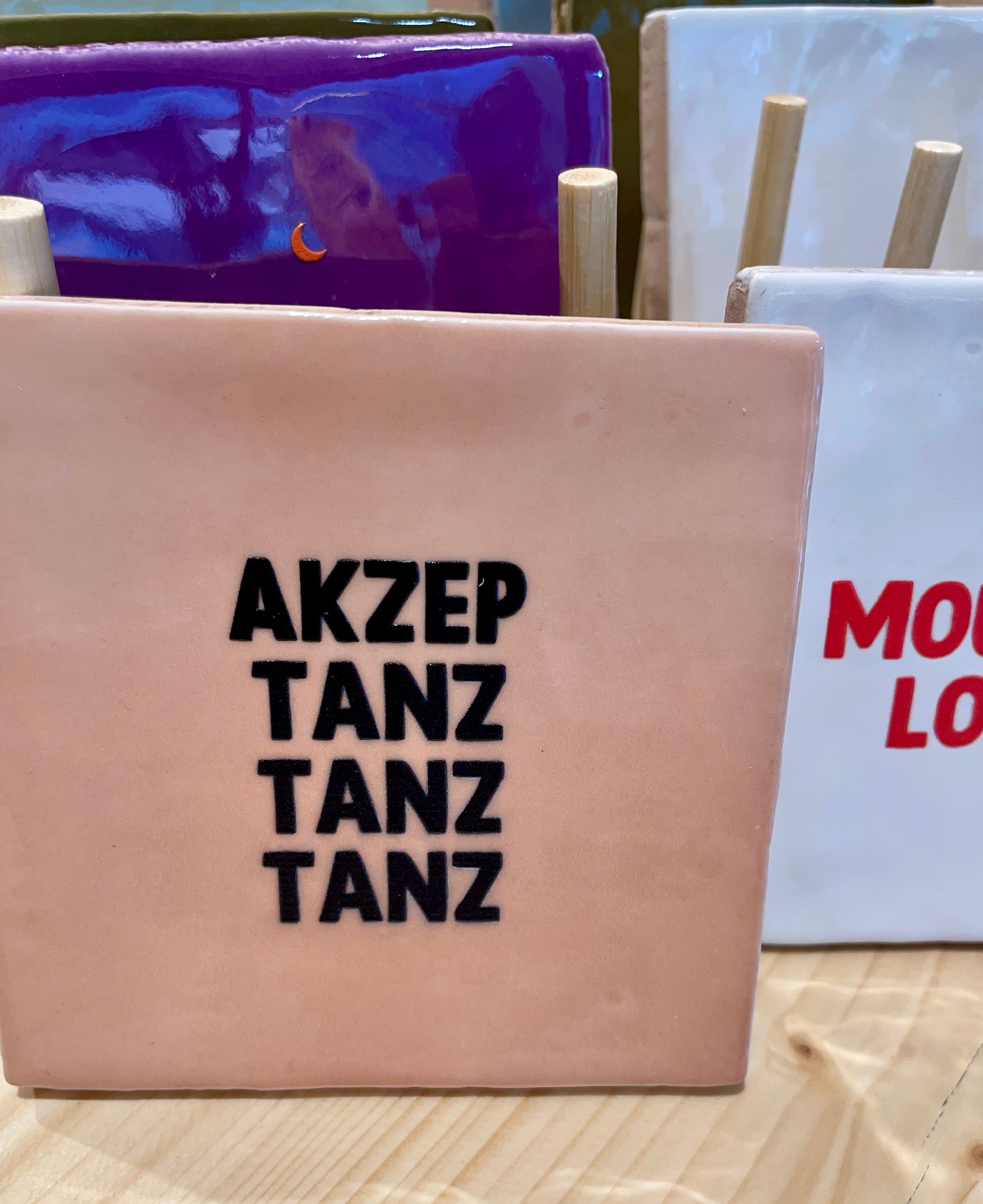 STUDIO MEUK Kachel AKZEPtanz peach/schwarz
