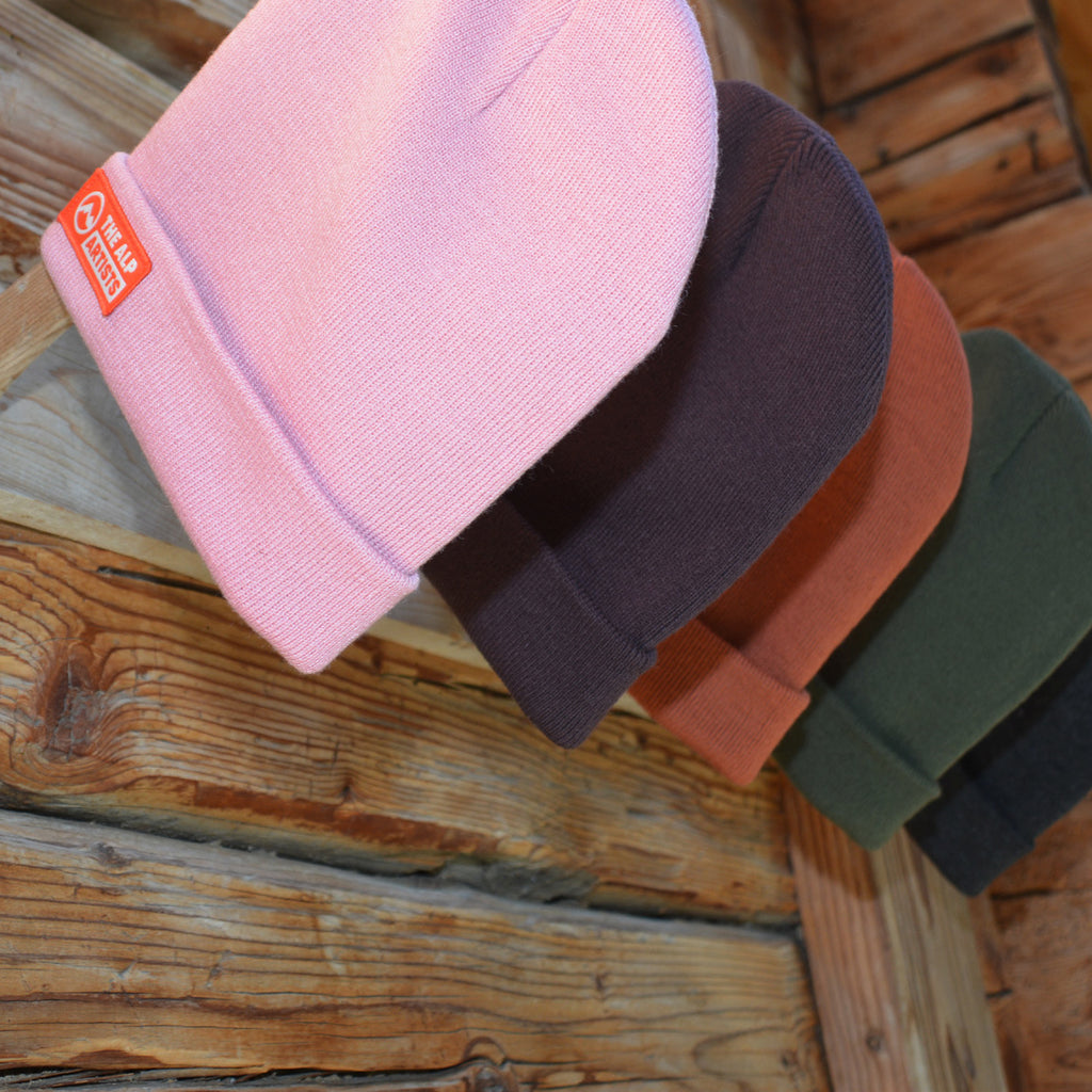 The alp artists Beanies – Textiletikette rot