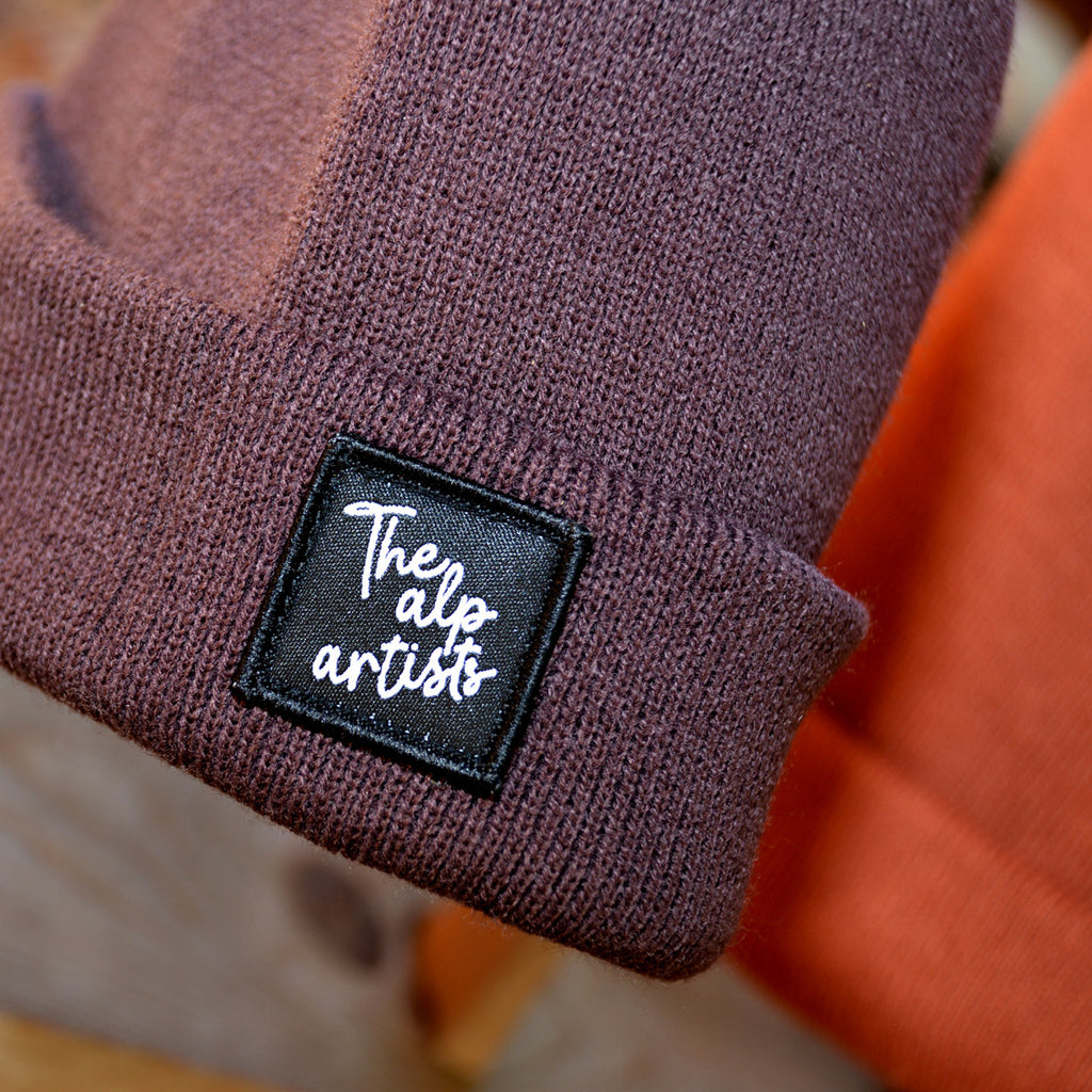 The alp artists Beanies – Textiletikette schwarz