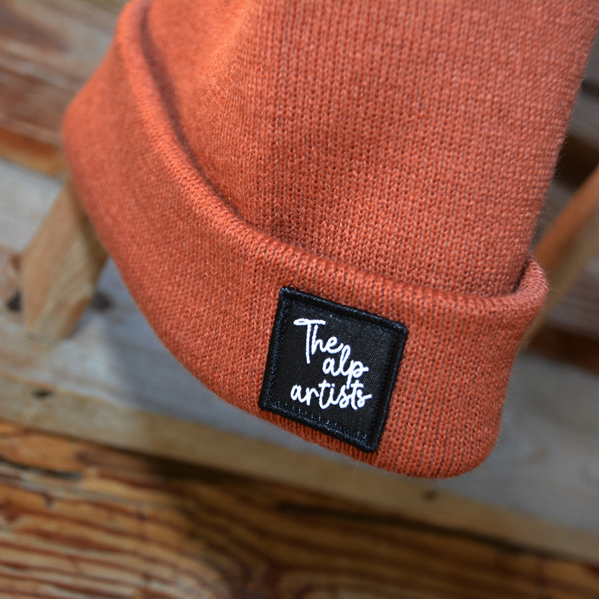 The alp artists Beanies – Textiletikette schwarz