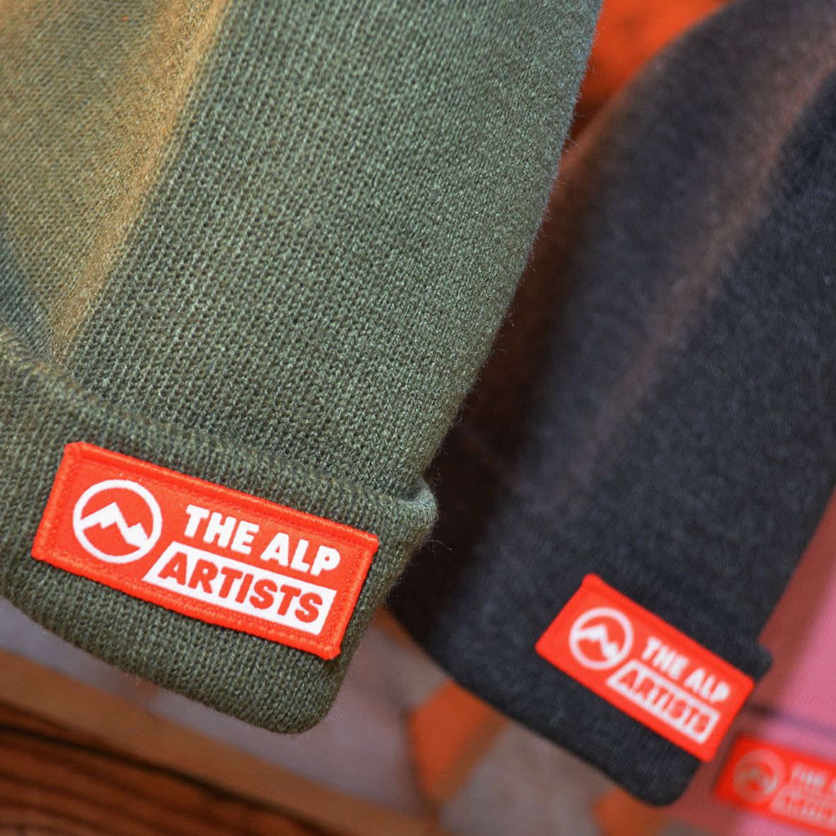 The alp artists Beanies – Textiletikette rot