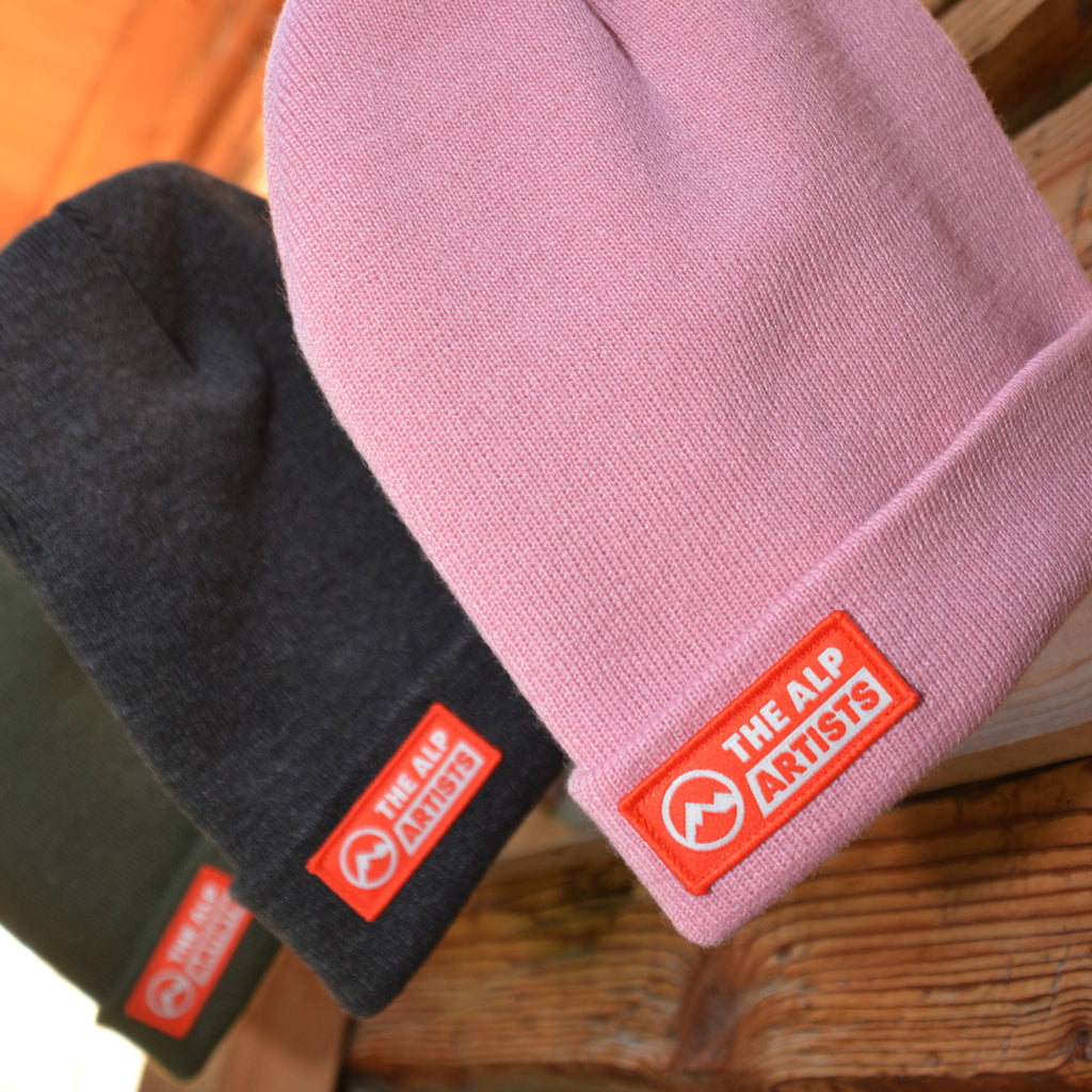 The alp artists Beanies – Textiletikette rot