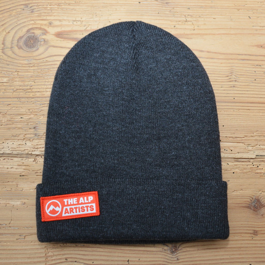 The alp artists Beanies – Textiletikette rot