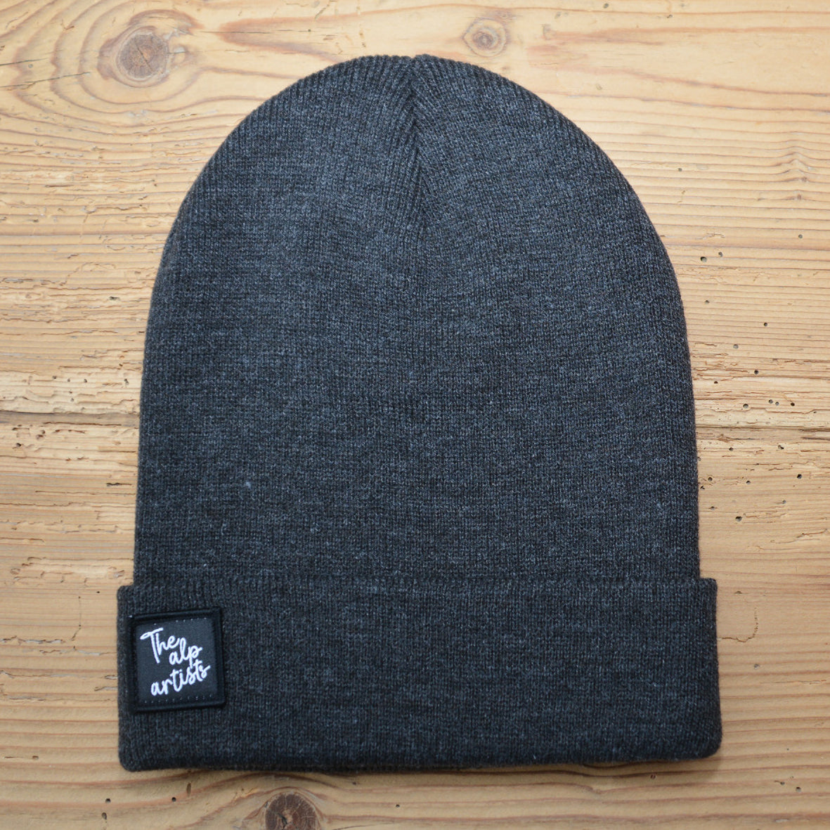 The alp artists Beanies – Textiletikette schwarz